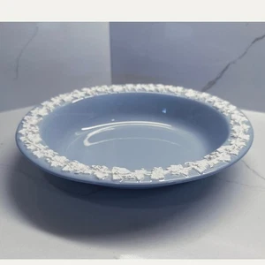 Cuenco para servir ovalado Wedgwood Queen's Ware crema en relieve azul claro  - Imagen 1 de 6