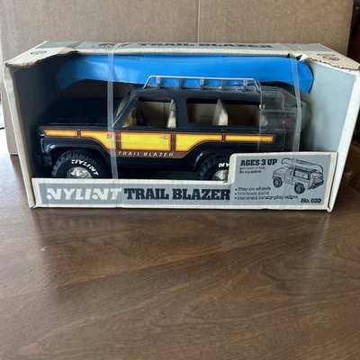 Blazer Nylint Chevy Trail #630 con canoa y bicicleta de trail nuevo en caja Foto 1 de 4