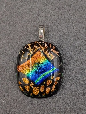 Colgante de vidrio fundido dicroico hecho a mano firmado por artista negro naranja azul dorado  Foto 1 de 4