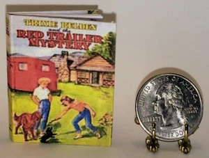 LIBRO IN MINIATURA SCALA 1:6 RIMORCHIO ROSSO MISTERO TRIXIE BELDEN SCALA DA GIOCO - Foto 1 di 8