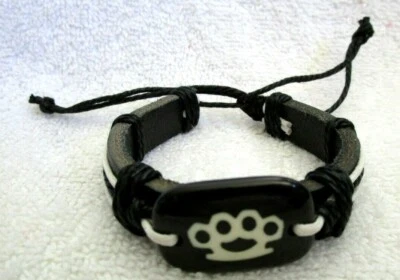 PULSERA PUNK GOTH HOMBRE MUJER 8" CARA NUDILLOS BLANCOS CUERO NEGRO - ¡NUEVA!  Foto 1 de 2