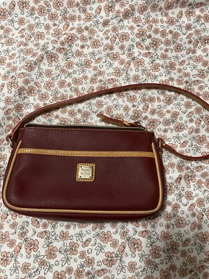 Bolsa de ombro pequena Dooney and Bourke. - Imagem 1 de 4