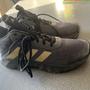 Adidas Ownthegame men's  basketball shoes  Size 6 Excellent Condition Used - Picture 1 of 7