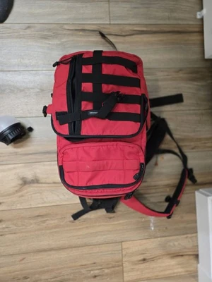 Mochila para cámara DSLR roja 🎒 | Divisores ajustables | Acolchada | Resistente al agua Foto 1 de 4