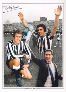BOBBY MONCUR - Newcastle Utd & Scozia - MONTAGGIO FIRMATO A MANO 12x16" FOTOGRAFIA - Foto 1 di 2