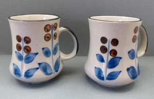 Juego de 2 tazas de café COTC de colección con patrones florales de gres con acento terroso azul - Imagen 1 de 7