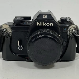 Nikon EM 35mm fotocamera reflex con obiettivo NON TESTATA COSÌ COM'È suoni meccanici buona lettura - Foto 1 di 6