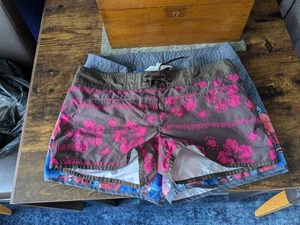 2 paia di pantaloncini pantaloncini da spiaggia, Tribord EU 38 UK 10 e Mantaray EU 40 UK 12 - Foto 1 di 8