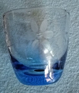 Vintage blaues Glas Schnapsglas | Blumenradierung - Bild 1 von 8