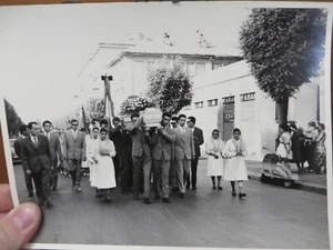 FOTO 50ER JAHRE - STADTBEGRÄBNIS - PROZESSION - 23,5 X 17,5 CM - - Bild 1 von 2