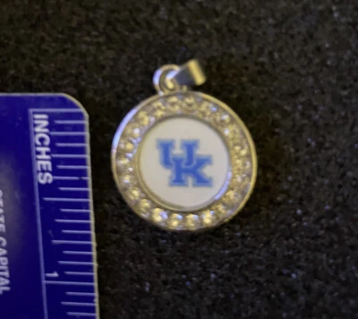 14K White Gold Plated Kentucky Wildcats CZ’S Round Charm with 1.5MM Bail - Imagem 1 de 2