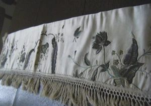 Antik Französisch Seide Regal Panel erhaben Blumen Silber Stickerei Metallgarn #2 - Bild 1 von 17