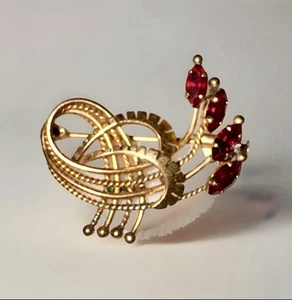 Antica spilla spray floreale tono oro chiusura trombone art deco strass rossi - Foto 1 di 6