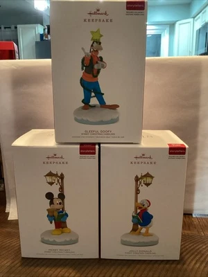 Enfeites para contadores de histórias da Disney Christmas Carolers lembrança 2018 HALLMARK - Imagem 1 de 4