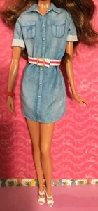 Barbie Puppenkleidung Faux blau Jeanskleid mit Gürtel Schuhe Armband hinzugefügt Mattel LOT - Bild 1 von 5