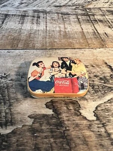 Kleine Coca Cola Blechdose mit aufgesetztem Deckel selten Vintage - Bild 1 von 10