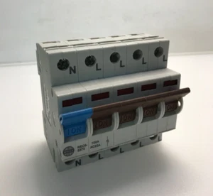 Wylex REC5-5370 100A 4 Pole + SN Isolator AC22A (Q) - Picture 1 of 4