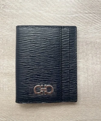 Cartera plegable bi Ferragamo Gancini para hombre azul marino y negra Foto 1 de 4