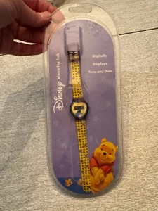 Reloj Disney Winnie the Pooh en forma de corazón con banda amarilla nuevo de lote antiguo - Imagen 1 de 5