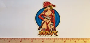 DE COLECCIÓN HOOK UPS SEXY BOMBERO NIÑA BOMBERO ENORME BOOBS NUEVO DE LOTE ANTIGUO PEGATINA CUBIERTA DE PATINETA - Imagen 1 de 1