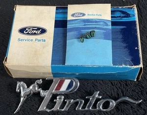 EMBLEMA FORD PINTO 1971-75 con hardware di montaggio D1FZ-16098-C lato OEM NOS vintage - Foto 1 di 5