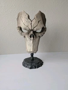 Darksiders 2 II Death Mask Skull Statue With Stand Base 2012 THQ - Bild 1 von 5
