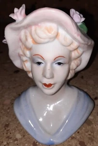 Vintage Porzellan Frauenkopf Vase blaues Kleid mit rosa Hut & Blumen 5" - Bild 1 von 5