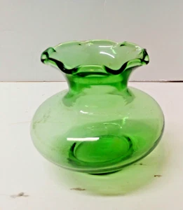 Vintage Small Green Glass Footed Vase Scalloped Edges 4" Tall 3"Diameter Top - Picture 1 of 8