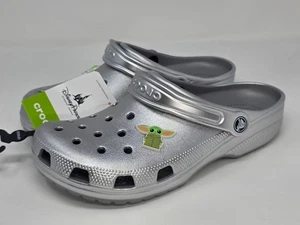 NEU MIT ETIKETT SILBER DAS KIND GROGU BABY YODA CROCS ERWACHSENE GRÖSSE M 8 W 10 ~ KOSTENLOSER US-VERSAND - Bild 1 von 7