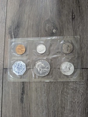 1962 U.S. Mint Uncirculated Set – Philadelphia – Franklin Half 90% Silver – OGP - Image 1 of 4