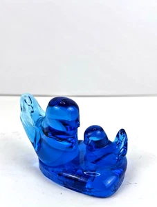 Vidrio vintage azul pájaro de la felicidad madre y bebé pollito firmado "Leo Ward 1995" - Imagen 1 de 7
