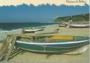 AK SIZILIEN SIZILIEN POSTKARTE PALMENMARINE STRAND UND BOOTE - Bild 1 von 1