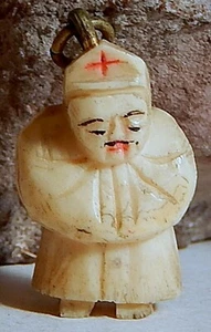 DE COLECCIÓN TALLADA A MANO ENCANTO BOVINO DOCTOR ENFERMERA MONJE? RARO - Imagen 1 de 2