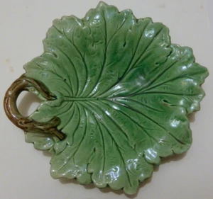Small Antique Majolica Leaf Plate - Picture 1 of 9