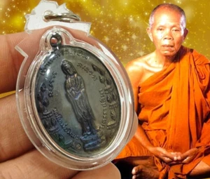 Colgante Medalla Kuan Yin LP Koon Moneda Wat Banrai Templo Buda Tailandés Amuleto - Imagen 1 de 3