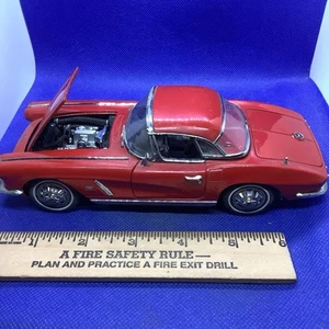Chevrolet Corvette 1962 fundido a presión Danbury como nuevo 1:24 techo rígido convertible rojo - Imagen 1 de 9