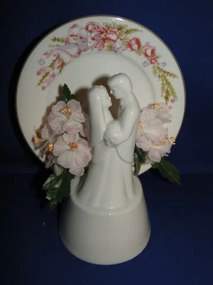 New Vintage Wilton "Cherish" Wedding CakeTop, white porcelain with plate 117-157 - Image 1 of 4