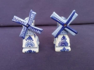Set of Windmill Salt & Pepper Shakers Porcelain Blades Turn Blue & White 624 - Picture 1 of 3