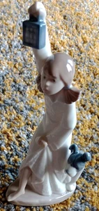 NAO Lladro Figur Mädchen mit Hund und Laterne sehr guter Zustand 1989.  21,5 cm groß. - Bild 1 von 7