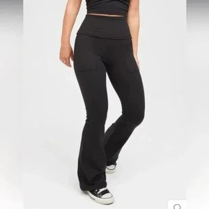 Aerie Damen Offline The Hugger Foldover Flare High Rise Leggings in Schwarz - Bild 1 von 10