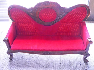 Altes großes Sofa im Barockstil für Puppen dunkelroter Samt 48 cm - Bild 1 von 5