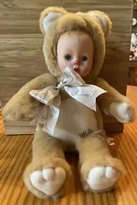 1999 MADAME ALEXANDER Hug Me Teddy LA MIA PRIMA BAMBOLA PELUCHE ANIMALE BEIGE - Foto 1 di 6