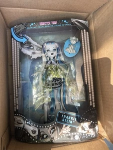 Monster High Puppe Frankie Stein in schwarz-weiß Rollendrama - Bild 1 von 2