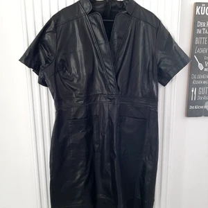 Clubwear schwarzes matt glänzendes Lederimitat Minikleid in Gr. 48 (Kurzarm) - Bild 1 von 7