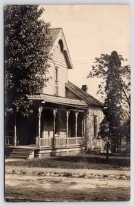 Kokomo Haus mit Spindel ~ ausgefallene Veranda Pfosten ~ Fischwaage ~ Shelbyville Michigan RPPC - Bild 1 von 2