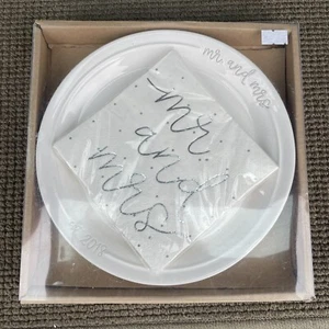 "Juego de platos y servilletas Mud Pie Mr. & Mrs. 8" plato de postre Est. 2018 aniversario - Imagen 1 de 5