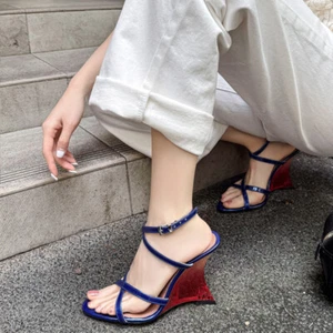 Sandalias romanas de verano para mujer con correa cruzada de cuero con tacón de cuña de moda - Imagen 1 de 15