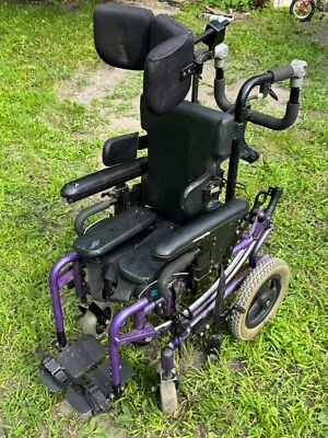 Silla de ruedas manual Invacare Spree 3G púrpura inclinable en el espacio pediátrica juvenil Foto 1 de 4