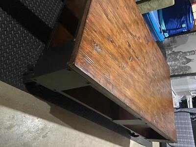 Mesa de cóctel de madera Pinebrook Foto 1 de 4