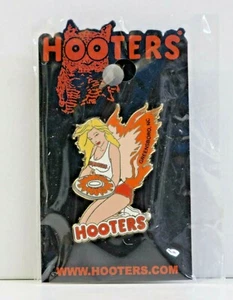 PLATO HOOTERS RESTAURANTE HOT WINGS NIÑA GREENSBORO NC NORTH CAROLINA SOLAPA PIN - Imagen 1 de 3
